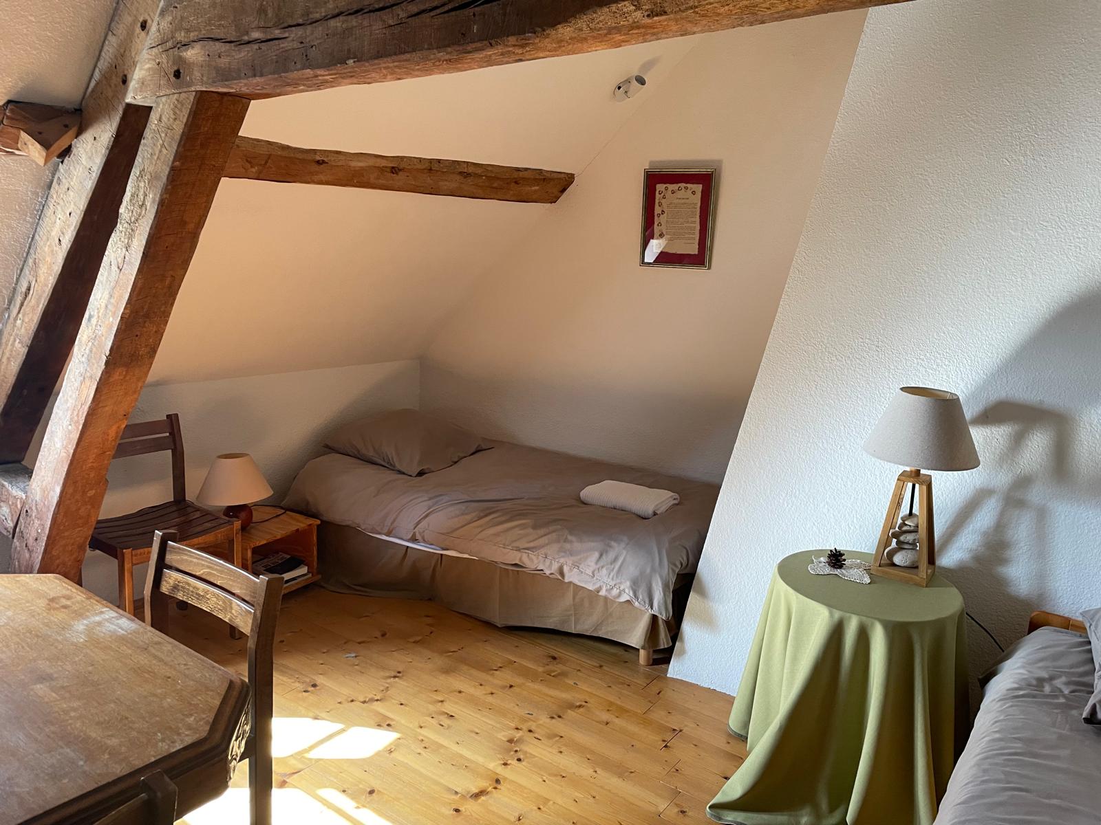 Chambre individuelle mansardée avec poutres anciennes, option chambre privée