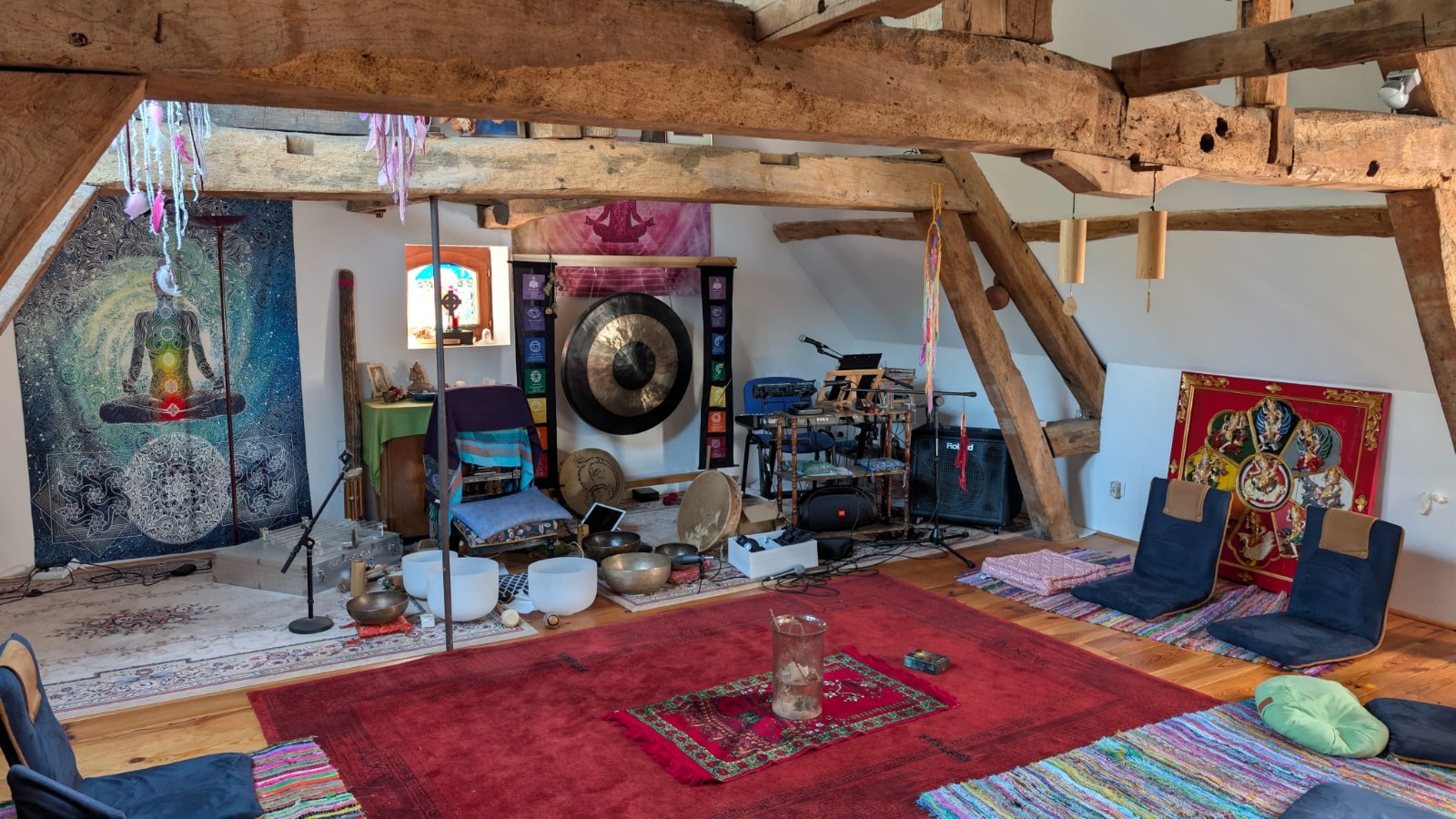 Salle de méditation avec gong et bols chantants pour les rituels de libération